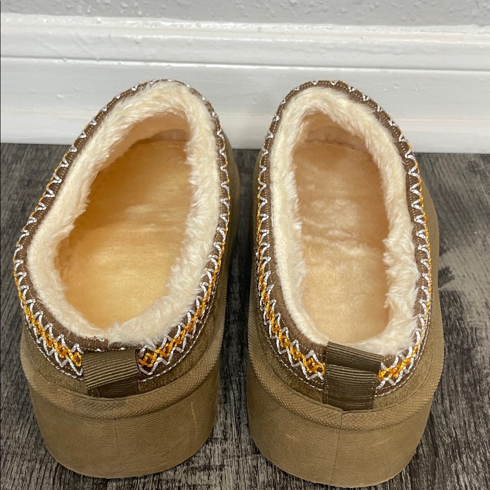 Cozy Tan Slip-On Women's Shoes-NWOT - Picture 4 of 12